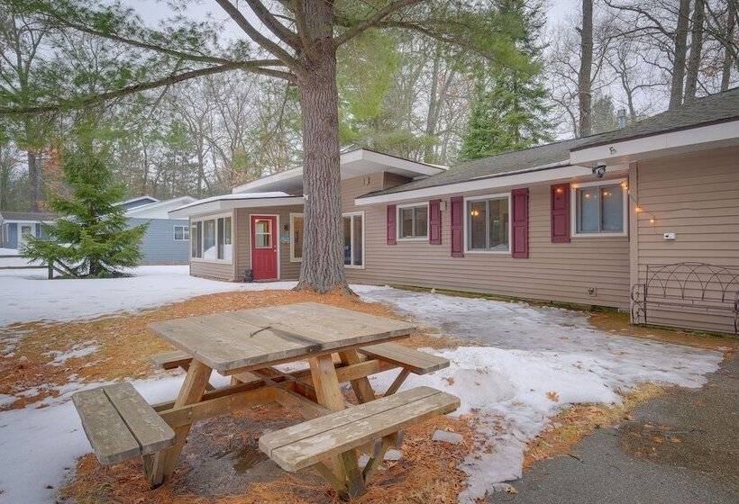 Cozy Cottage W/ Sunroom   Walk To Higgins Lake!