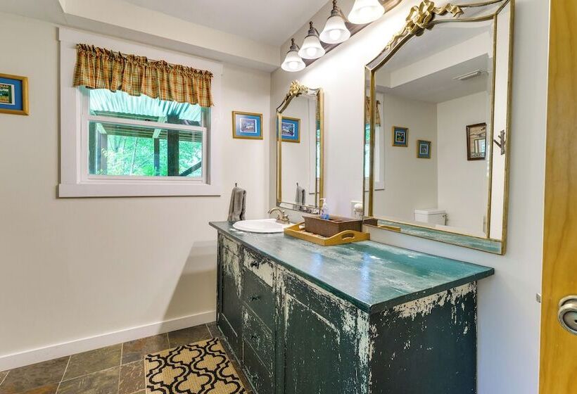 Cozy Creekside Cabin W/ Fire Pit & Views!