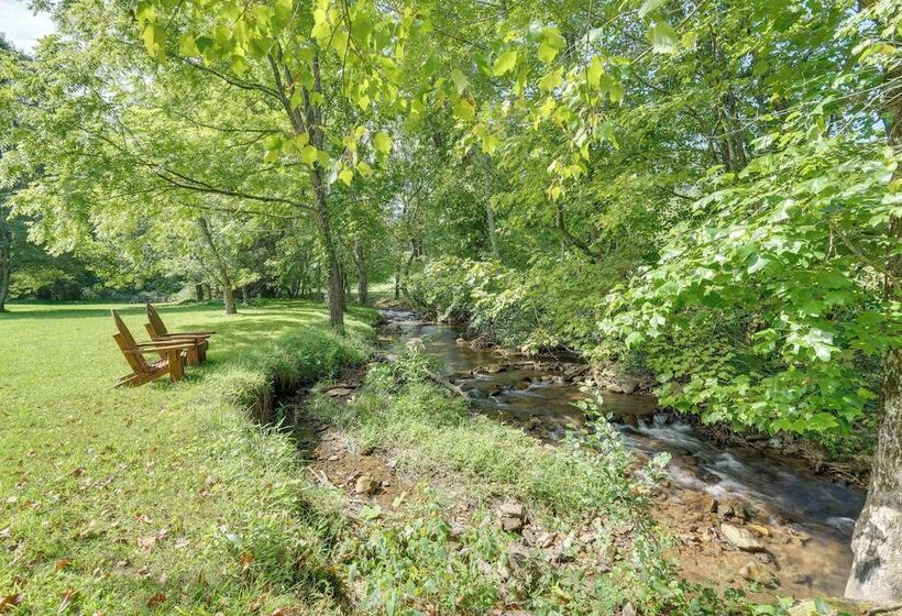 Cozy Creekside Cabin W/ Fire Pit & Views!