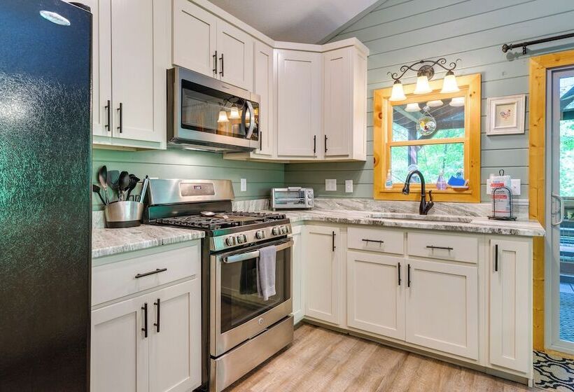 Cozy Creekside Cabin W/ Fire Pit & Views!