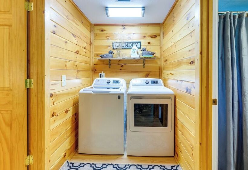 Cozy Creekside Cabin W/ Fire Pit & Views!