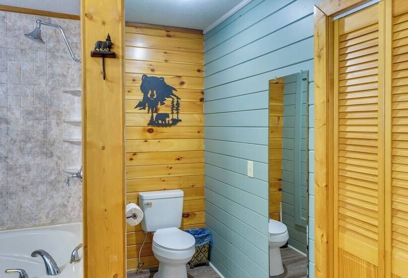 Cozy Creekside Cabin W/ Fire Pit & Views!