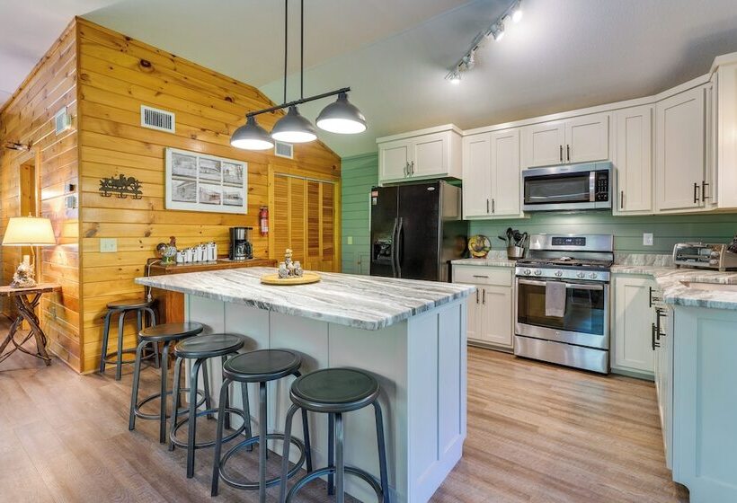 Cozy Creekside Cabin W/ Fire Pit & Views!