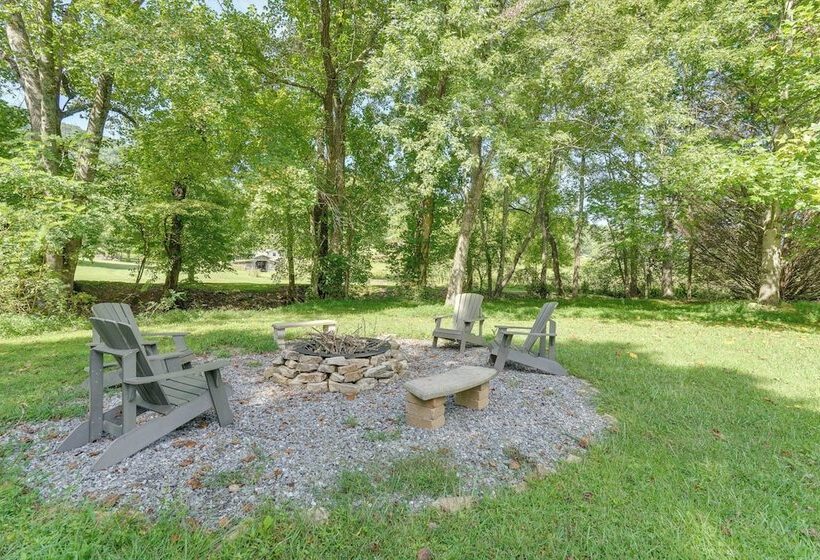 Cozy Creekside Cabin W/ Fire Pit & Views!