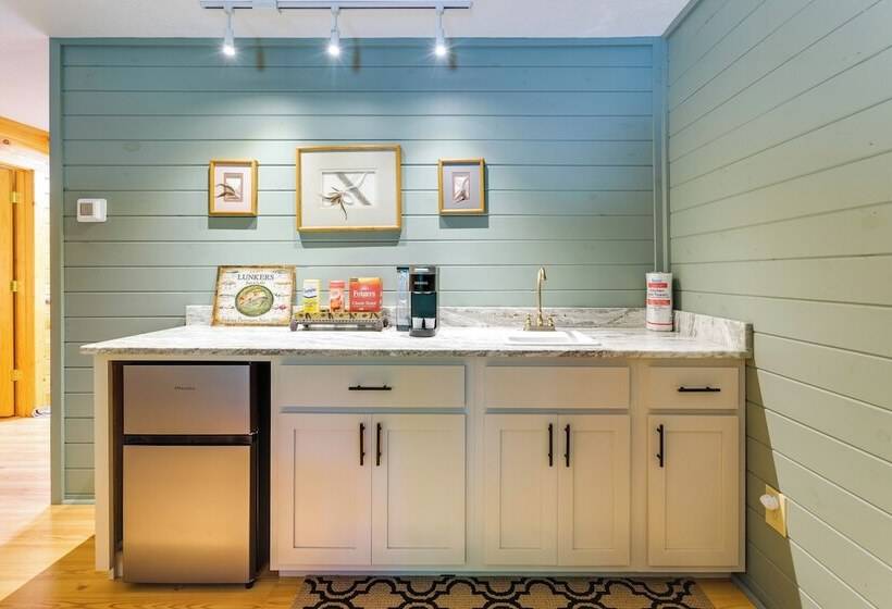 Cozy Creekside Cabin W/ Fire Pit & Views!