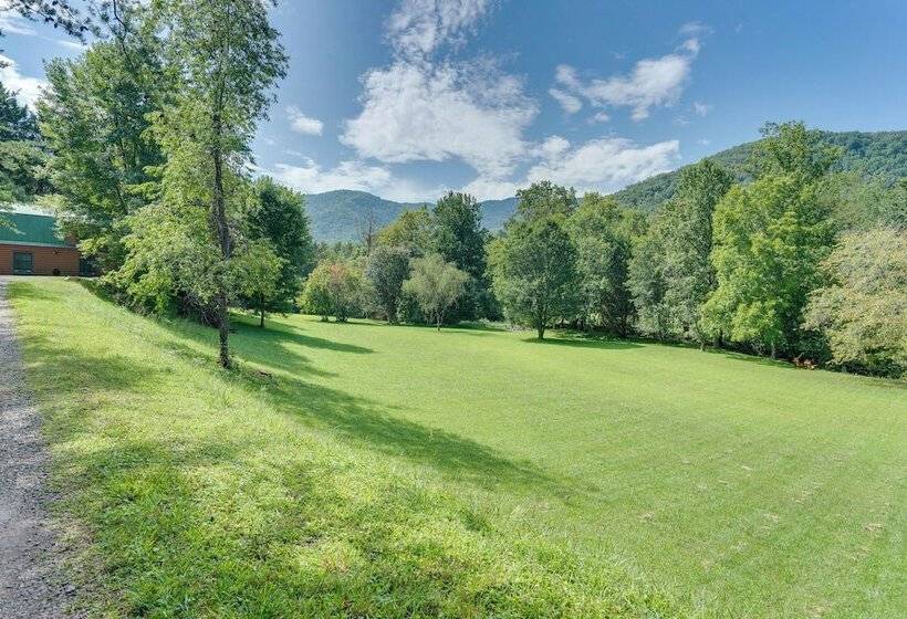Cozy Creekside Cabin W/ Fire Pit & Views!