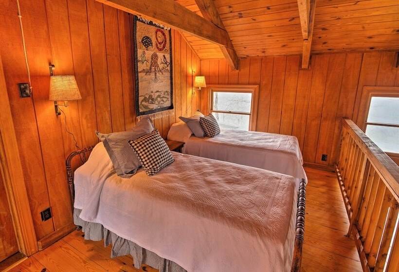 Cozy Cumberland Mountain Cabin W/ Stunning Views!