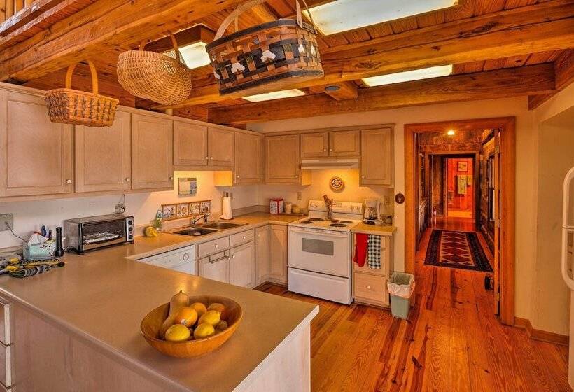 Cozy Cumberland Mountain Cabin W/ Stunning Views!