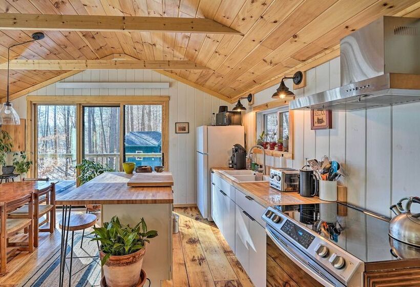 Hike & Swim On Site: Cozy Falls Brook Cabin