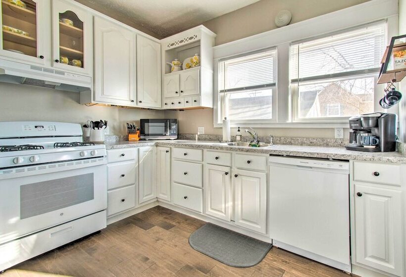 Cozy Illinois Home   Near Fishing & Golfing!