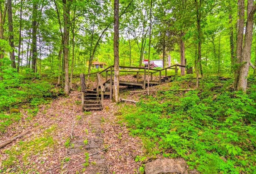 Cozy Kentucky Cabin W/ Sunroom, Yard & Views!