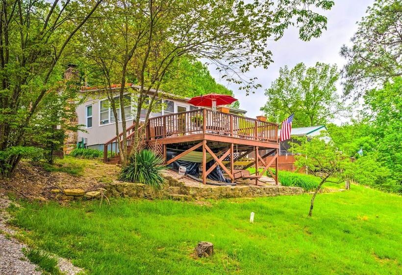 Cozy Kentucky Cabin W/ Sunroom, Yard & Views!