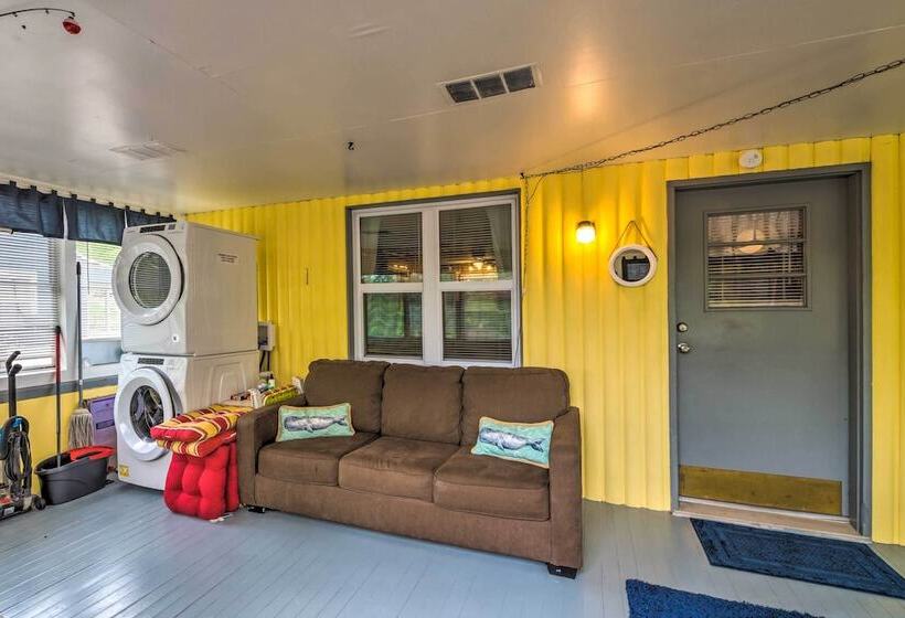 Cozy Kentucky Cabin W/ Sunroom, Yard & Views!