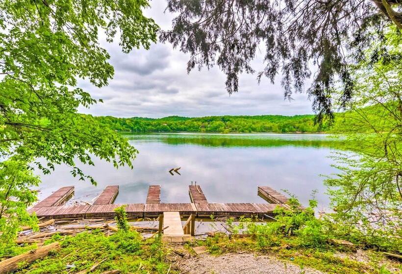 Cozy Kentucky Cabin W/ Sunroom, Yard & Views!