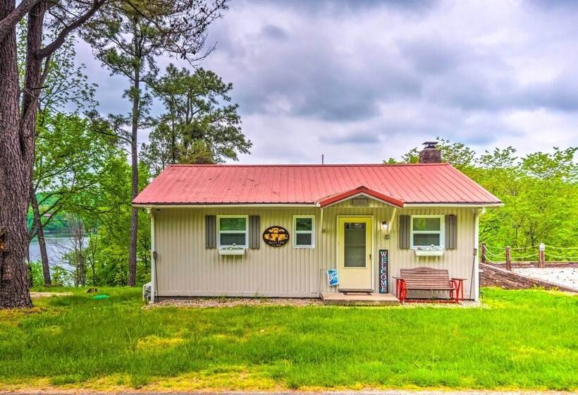 Cozy Kentucky Cabin W/ Sunroom, Yard & Views!
