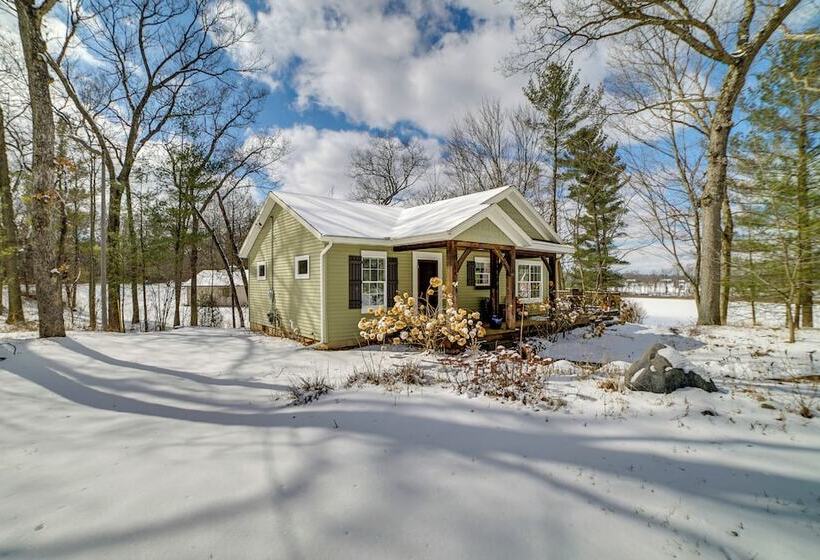 Cozy Lakeside Cottage: Pontoon, Kayaks, Grill
