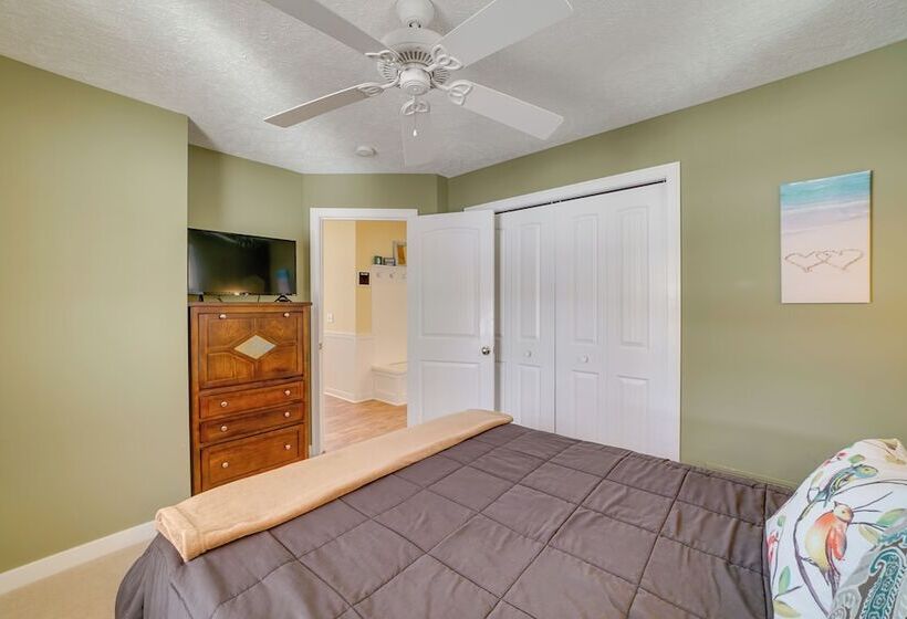 Cozy Lakeside Cottage: Pontoon, Kayaks, Grill