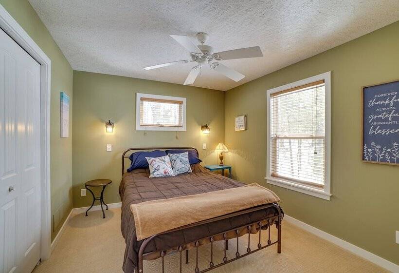 Cozy Lakeside Cottage: Pontoon, Kayaks, Grill