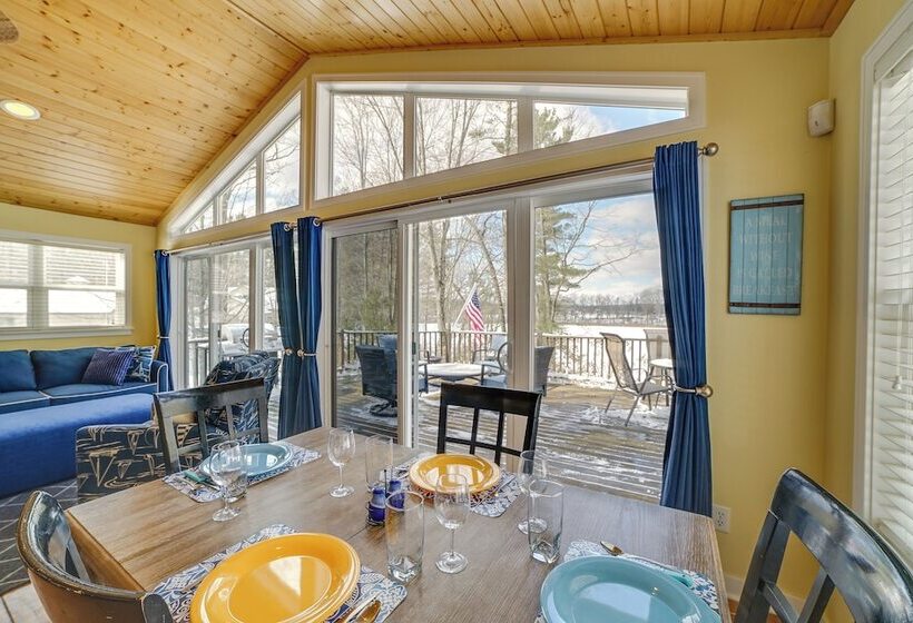 Cozy Lakeside Cottage: Pontoon, Kayaks, Grill