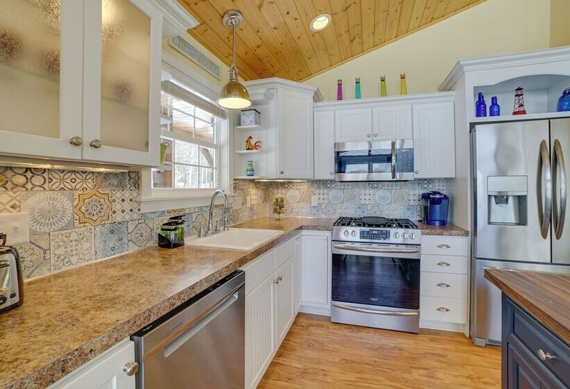 Cozy Lakeside Cottage: Pontoon, Kayaks, Grill