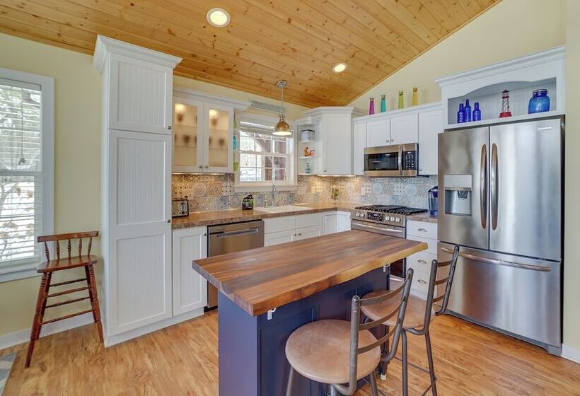 Cozy Lakeside Cottage: Pontoon, Kayaks, Grill