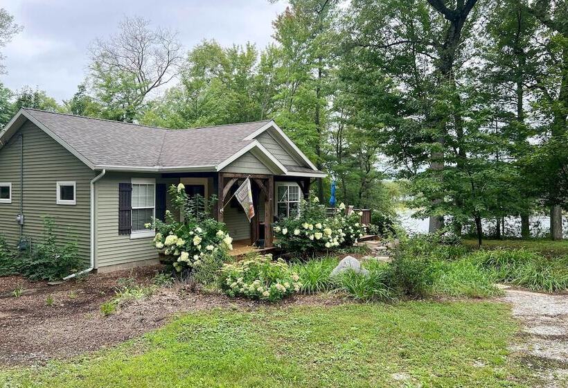 Cozy Lakeside Cottage: Pontoon, Kayaks, Grill
