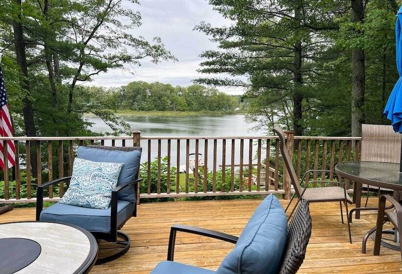 Cozy Lakeside Cottage: Pontoon, Kayaks, Grill