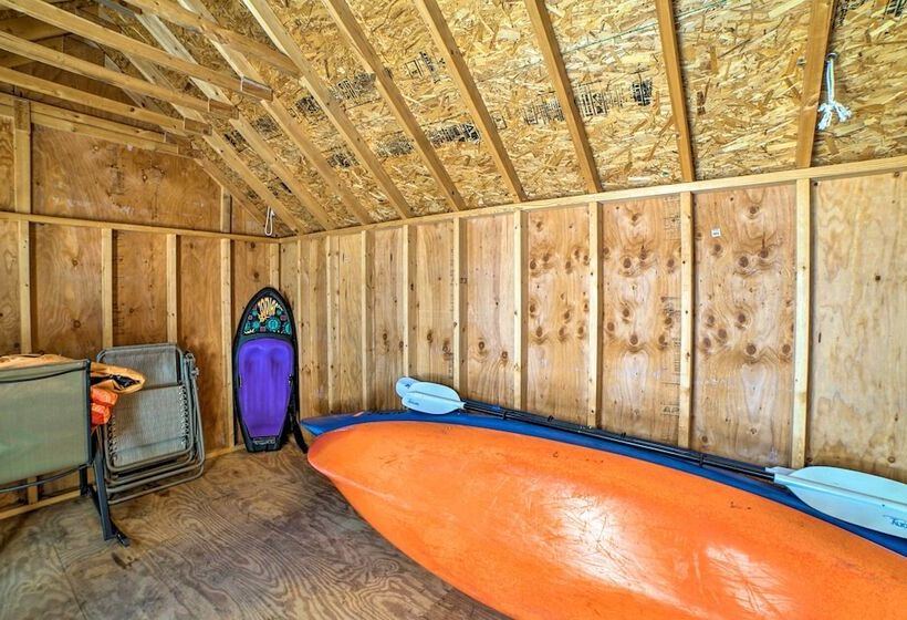 Cozy Lakeside Cottage: Pontoon, Kayaks, Grill