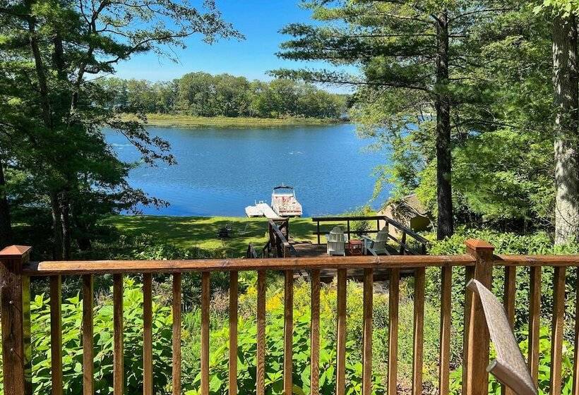 Cozy Lakeside Cottage: Pontoon, Kayaks, Grill
