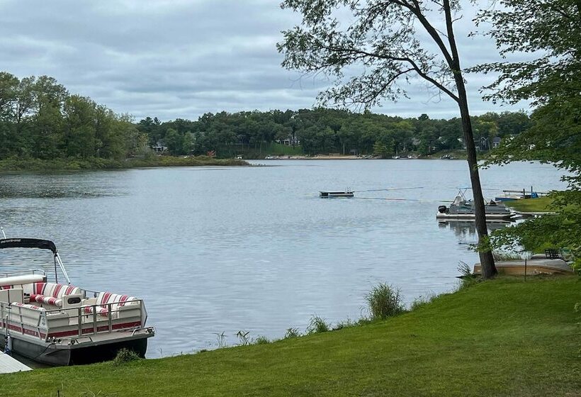Cozy Lakeside Cottage: Pontoon, Kayaks, Grill