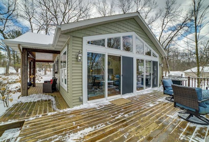 Cozy Lakeside Cottage: Pontoon, Kayaks, Grill