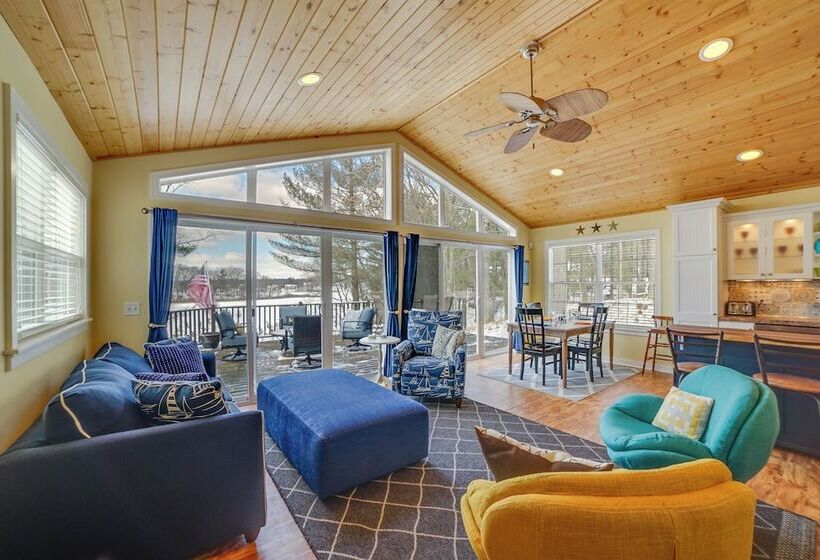 Cozy Lakeside Cottage: Pontoon, Kayaks, Grill