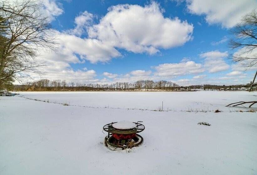 Cozy Lakeside Cottage: Pontoon, Kayaks, Grill