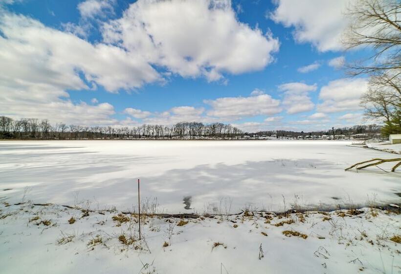 Cozy Lakeside Cottage: Pontoon, Kayaks, Grill