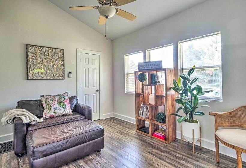 Cozy + Modern Indy House ~ 5 Mi To Downtown!