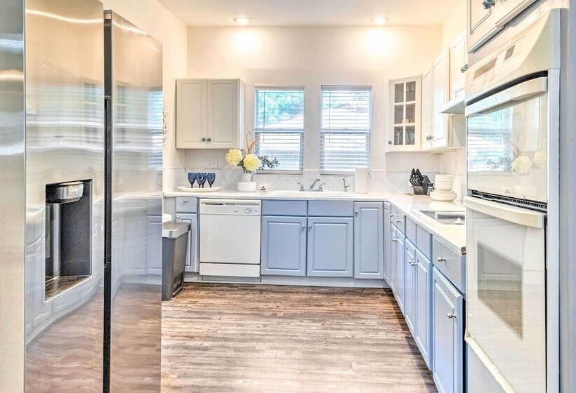 Cozy + Modern Indy House ~ 5 Mi To Downtown!