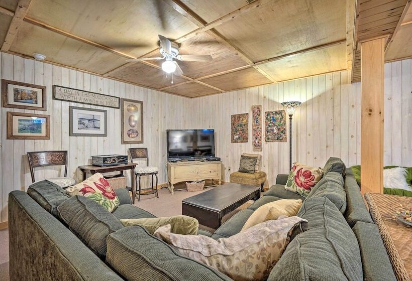 Cozy Mount Snow Chalet W/ Game Room & Hot Tub
