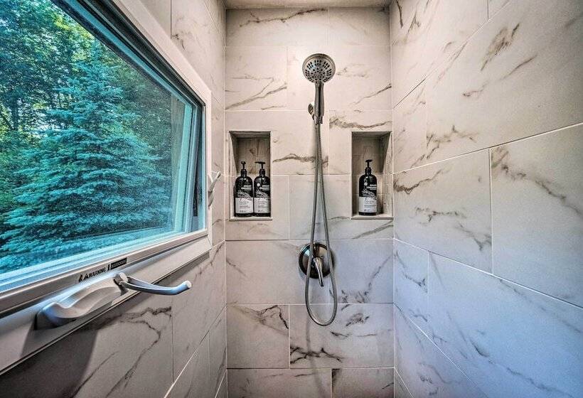 Cozy Mount Snow Chalet W/ Game Room & Hot Tub