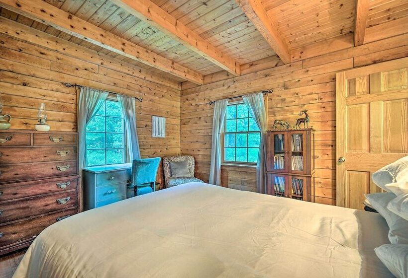 Cozy Mount Snow Chalet W/ Game Room & Hot Tub