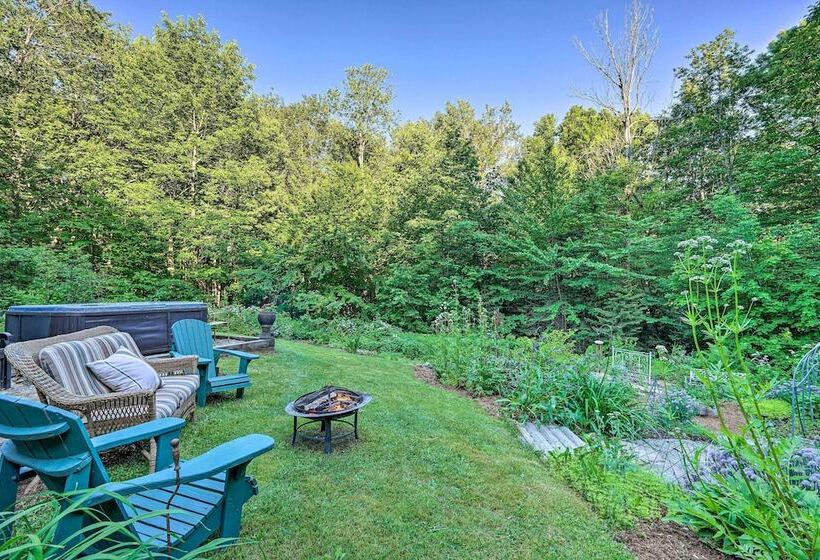 Cozy Mount Snow Chalet W/ Game Room & Hot Tub