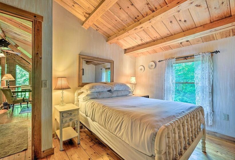 Cozy Mount Snow Chalet W/ Game Room & Hot Tub