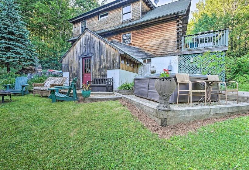 Cozy Mount Snow Chalet W/ Game Room & Hot Tub