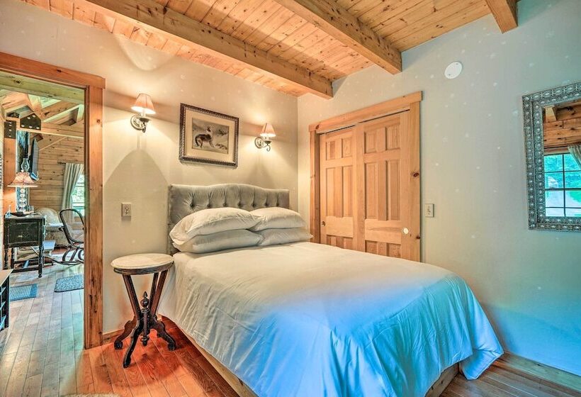 Cozy Mount Snow Chalet W/ Game Room & Hot Tub