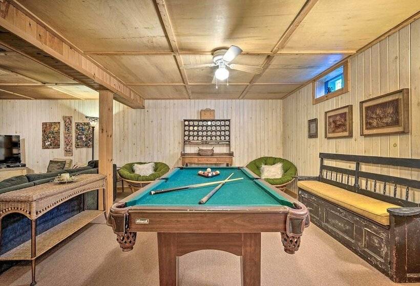 Cozy Mount Snow Chalet W/ Game Room & Hot Tub