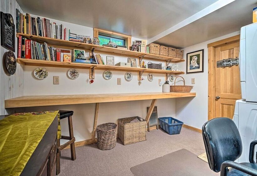 Cozy Mount Snow Chalet W/ Game Room & Hot Tub