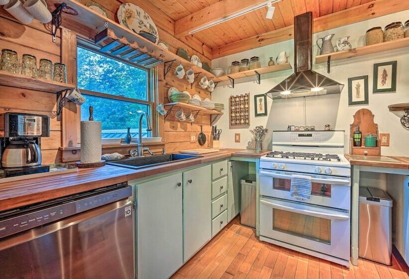 Cozy Mount Snow Chalet W/ Game Room & Hot Tub