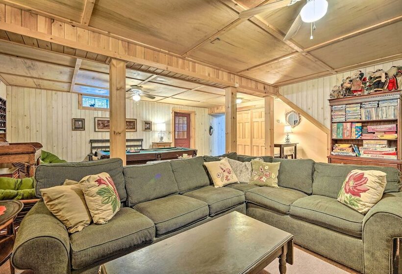 Cozy Mount Snow Chalet W/ Game Room & Hot Tub