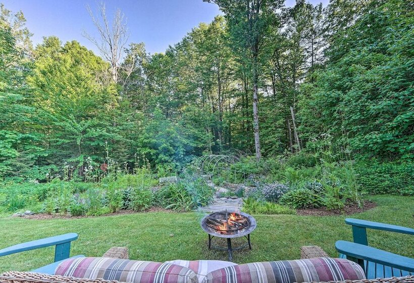 Cozy Mount Snow Chalet W/ Game Room & Hot Tub