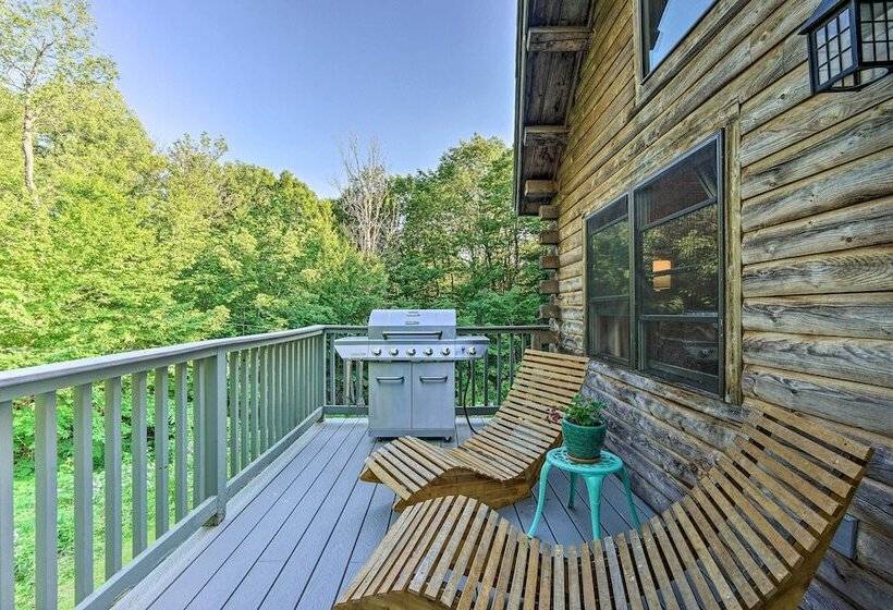 Cozy Mount Snow Chalet W/ Game Room & Hot Tub