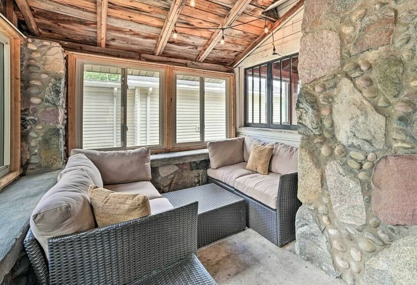 Cozy Prudenville Cabin: Walk To Houghton Lake